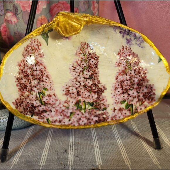 DECOUPAGE CLAM SHELL DECOUPAGE LILACS FLOWERS 💐 ON A CLAM SHELL TRINKET DISH - Picture 1 of 10